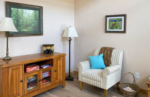 Lovely 2-Story Home with Upper & Lower Decks, Gorgeous Lake & Hill Country Views - Foto 6