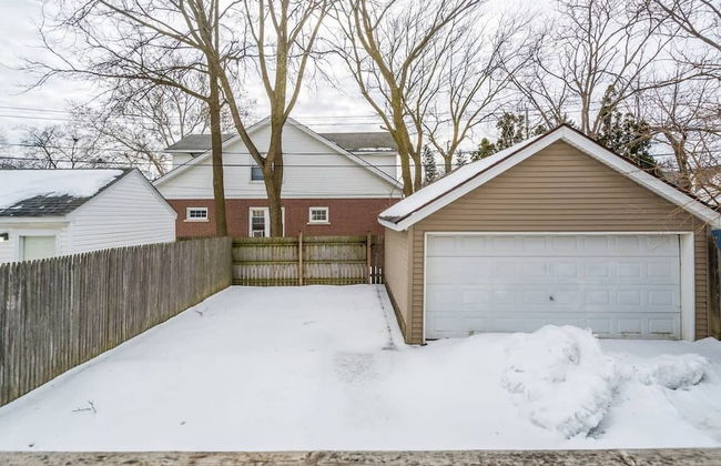 Shiny and Comfortable Oakland House 3 car Driveway - Photo 21