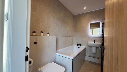 Modern 3 Bedroom house, short walk to train station and town centre, close to Manchester Airport and PLouise - Foto 3