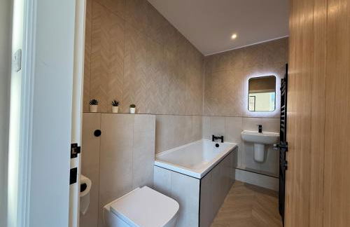 Modern 3 Bedroom house, short walk to train station and town centre, close to Manchester Airport and PLouise - Foto 3