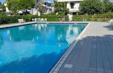 Villa a due piani con giardino e piscina - Foto 18