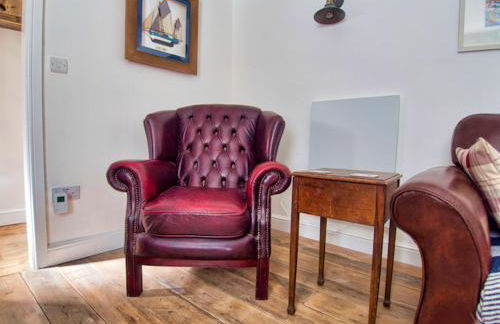 Knocker Cottage is a 3 bedroom made up of 1 double bedroom and 2 small double bedrooms in small village 10 min to beaches - Foto 12