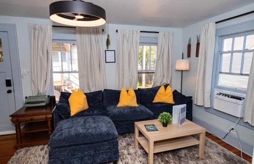 Bright and Sunny Springfield Carriage House - Photo 1