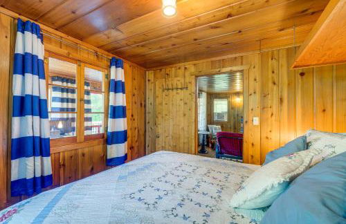 Charming Michigan Cottage with Sunroom and Lake Access - Foto 12