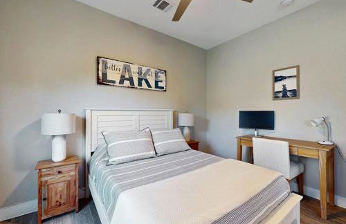 Stunning Lake House with Spacious Bedrooms - Minutes to Local Attractions - Photo 14