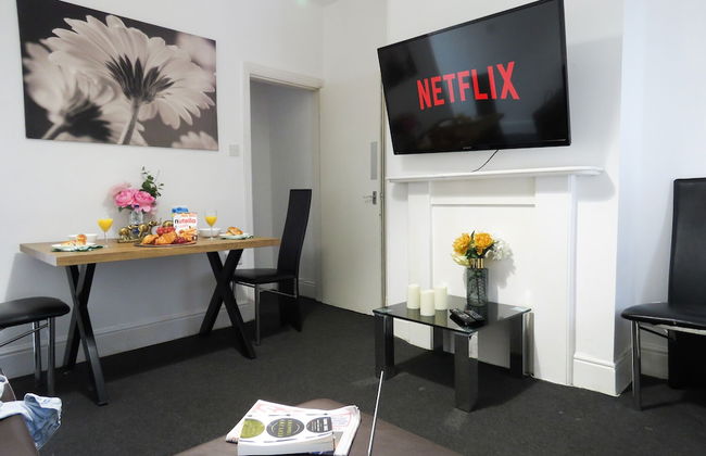 Tudors eSuites Coventry Townhouse Private Garden Free Parking - Foto 8