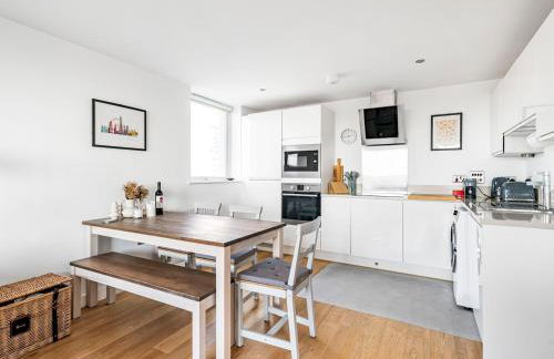 Charming Stay with a Balcony in Bow - Pass the Keys - Photo 25