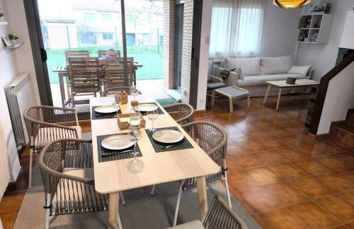 Unifamiliar con jardín, piscina, tenis y pádel - Foto 4