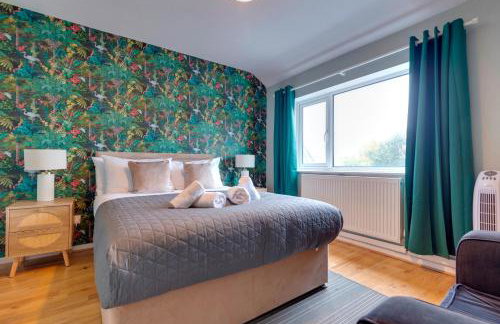 Pass the Keys Spacious and modern house with Free Parking - Photo 33