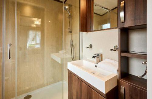 Bramble Lodge with Hot Tub - Foto 18