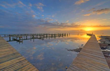 Waterfront Shared Pool w/ Bay Views, Boat Dock Oscar's Lodge by Avantstay - Foto 98