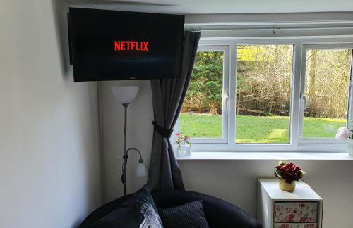 Idyllic 2 Bedroom Self-Contained UpsideDown Annexe - Photo 34