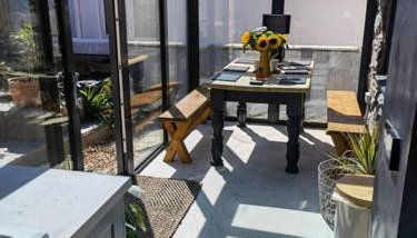 Brynglas Cottage with Hot Tub, Anglesey. - Foto 2