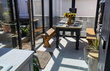 Brynglas Cottage with Hot Tub, Anglesey. - Foto 2