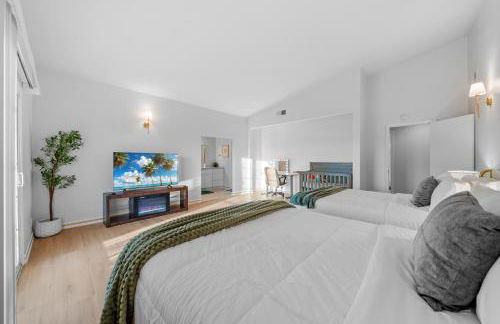 Entire Private Home with 4 Bedrooms 2 Bathrooms, Pool, View, 4 Parking, King Bed, Big Yard, Available Now - Foto 40