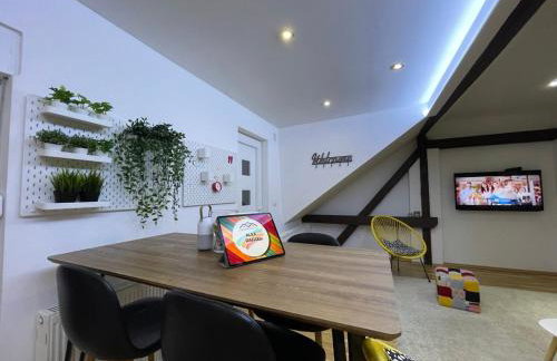 Violet Apartment by Alex Rafael - Photo 4