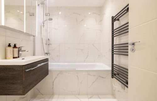 Staines City Centre by Charles Hope - Foto 23