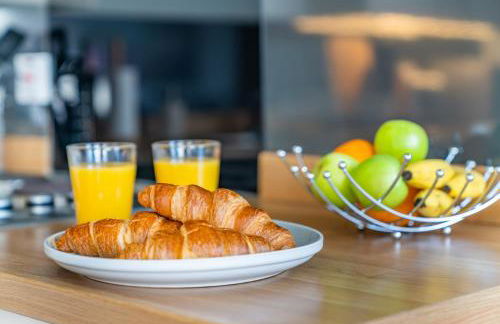 Beautiful Flat Town Centre 55 inch Smart TV + Netflix - Photo 5