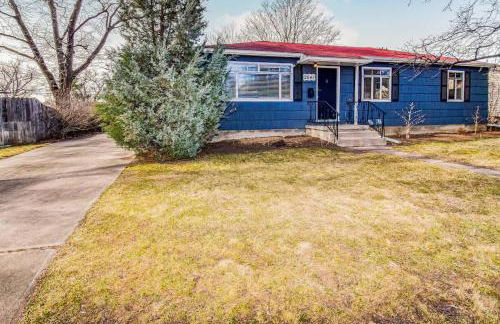 Family Home with Large Yard & Golf Theme Near Rail - Photo 3