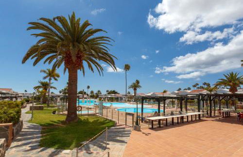 Modern Oasis with Sun & Style 3 Pools AC WiFi - Photo 28