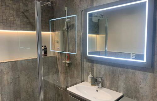 Modern 2BR Flat in Sale - Peaceful Stay in M33 - Great Transport Links - Photo 6