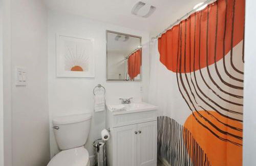 Massive Mid-Century Marvel 5 Bedrooms and Parking - Foto 31