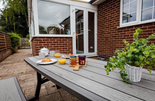 Modern 3 Bedroom Bungalow with Style & Comfort in Leicestershire - Photo 60