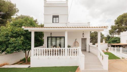 Spacious villa with private pool & garden for 4 - Photo 2