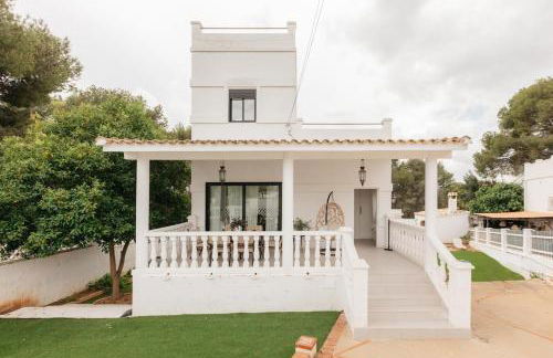 Spacious villa with private pool & garden for 4 - Photo 2