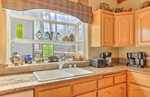 Wraparound Deck Woodland Cabin in Lake Arrowhead - Foto 14