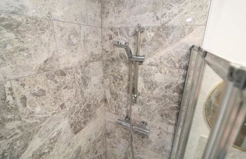 Cosy Modern 3 Bedroom House in Bradford City - Foto 25