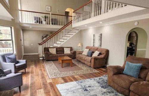 Large Hillside Retreat with Pool and Hot Tub - Foto 8