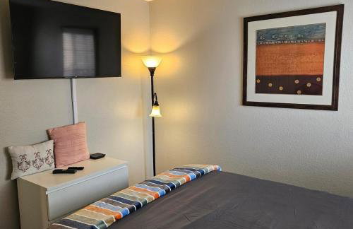 This cute 3 bedroom 2 and half bath is cozy - Photo 15