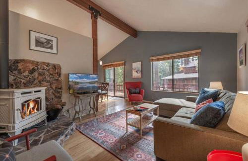 Cozy Pet-Friendly Cabin w Fenced-In Yard Close to Slopes Beach Town - Foto 1
