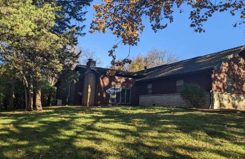 Walk to K-State, Sleeps 12, Pool Table, Hot Tub - Foto 26