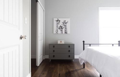 Lovely Modern 3BR-3BA Grove Home ABODEbucks - Photo 28