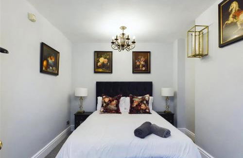 Montague House Town Centre sleeps up to 12 guests - Photo 7