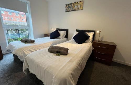2 Double beds OR 4 Singles, 2 Bathrooms, FREE PARKING, Smart TV's, Close to Gunwharf Quays, Beach & Historic Dockyard - Foto 15
