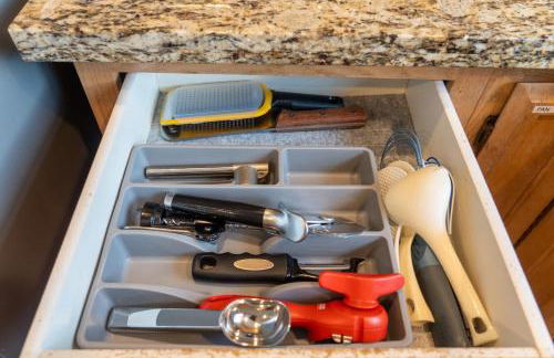 Spacious & Serene 6-Br Family Retreat in Kirkland - Photo 32