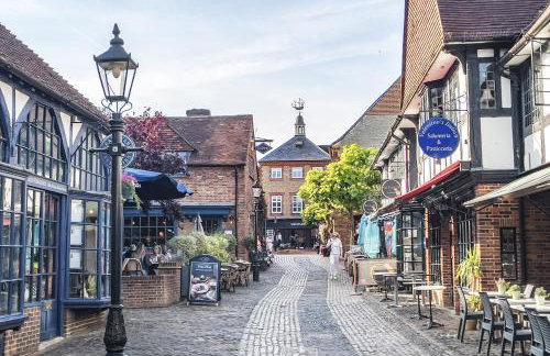 Bright 1 bedroom apartments near Farnham Castle - Photo 8