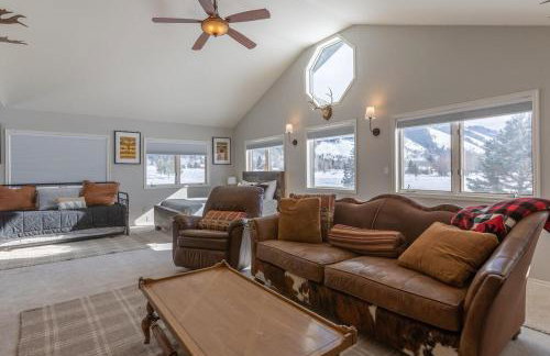 Cedar Creek Chalet - Snowmobilers Dream - Hot tub - Foto 6