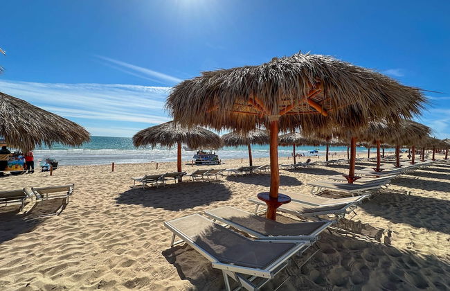 Beach Bliss Retreat 2BR Beachfront Condo - Foto 4