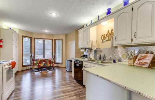 Holiday Island Family Home on 13th Green! - Foto 9