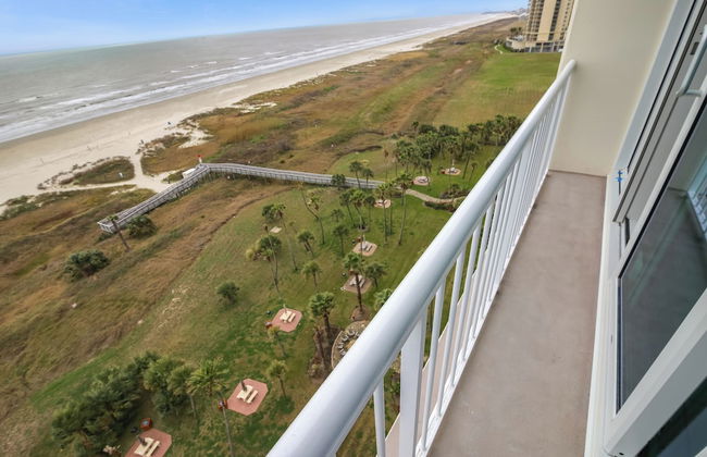 Beachfront Getaway by Ryson Vacation Rentals - Photo 7