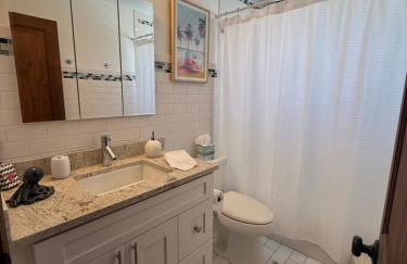 Walk to waves Beautiful 3-Bedroom with pool steps from beach - Foto 22