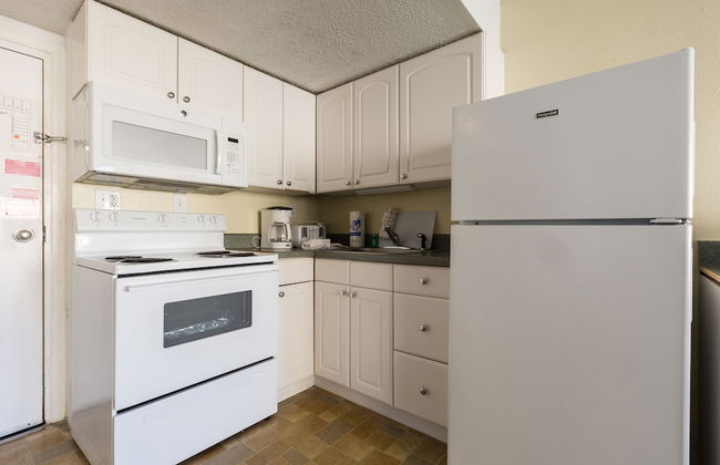 Beach Club at Montego Inn - Photo 7