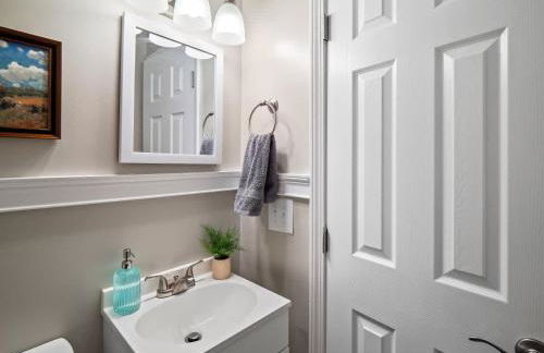 Vermilion Retreat with Game Room, Hot Tub and Across from Community Pool - Foto 18