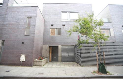 Spacious 3-Story Retreat with Rooftop Terrace and Modern Amenities - Foto 19