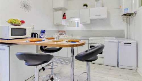 Tarbes Immeuble résidentiel labelisé et classé Proche des Halles Marcadieu et Brauhauban et du Parc des expositions - Appartements Appaloosa T2 Rdc et Pyrénéa T2 au 1er étage avec terrasse couverte -Parking gratuit- - Photo 2, dishwasher, storage, Squash, minibar, shuttle, Shopping Area, furniture, towels, stove, young children, pet friendly, Shower, toaster, Game Room, Other