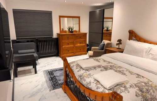 Modern House Apartment Stratford E15 London - Sleeps 2 - 9, Fast Links to Central London, Near O2, Greenwich & Olympic Park, Child-Friendly Garden, Free Parking, Free WiFi - Foto 11